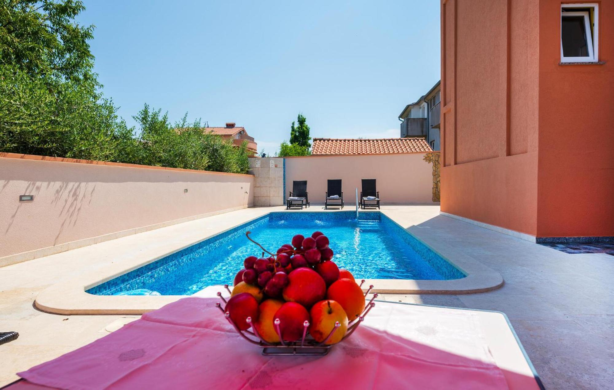 Lovely In With Kitchen Apartment *