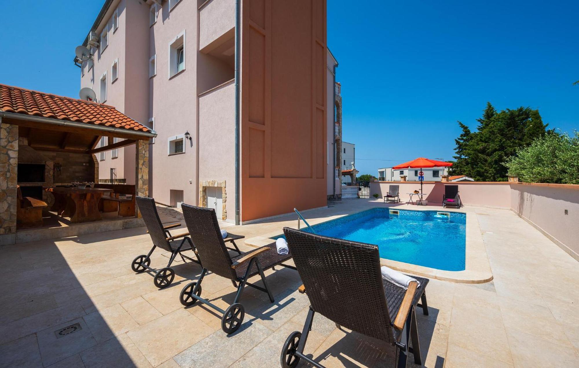 Apartment Lovely In With Kitchen Pula