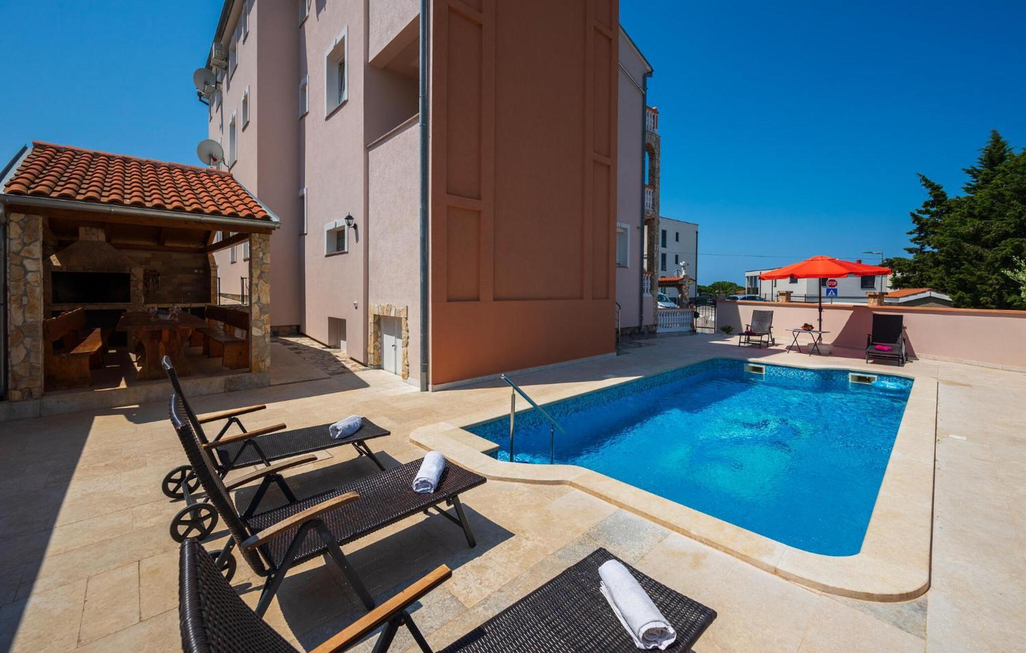 Apartment Lovely In With Kitchen Pula